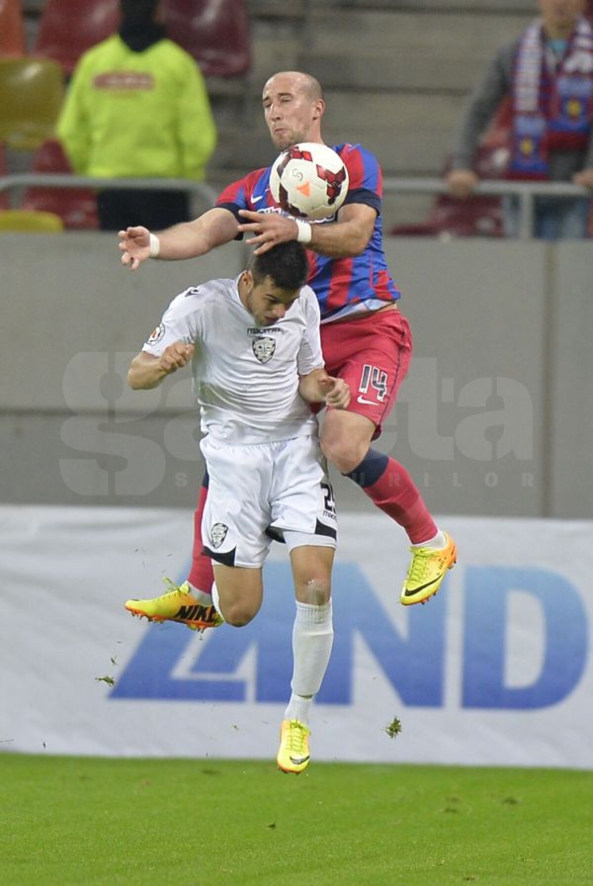 VIDEO+FOTO Victorie şi conflict » Steaua a învins ACS Poli, 3-0, însă ultraşii "roş-albştrilor" au declanşat războiul cu conducerea