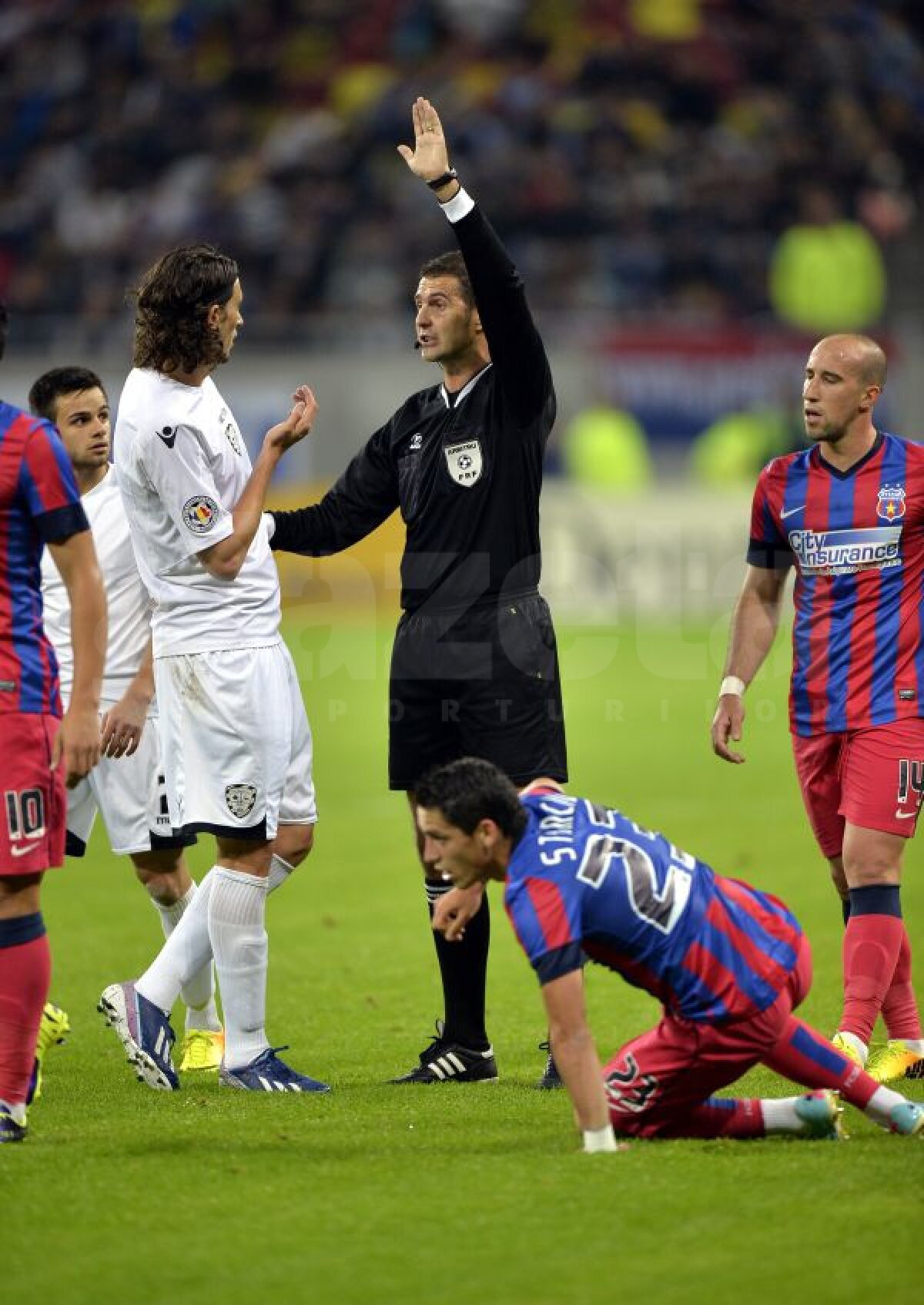 VIDEO+FOTO Victorie şi conflict » Steaua a învins ACS Poli, 3-0, însă ultraşii "roş-albştrilor" au declanşat războiul cu conducerea