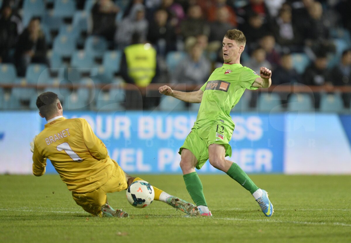 VIDEO şi FOTO » Dinamo a primit un penalty contestat de la Teo Crăciunescu! Cum ţi se pare intervenţia lui Brăneţ asupra lui Lazăr?