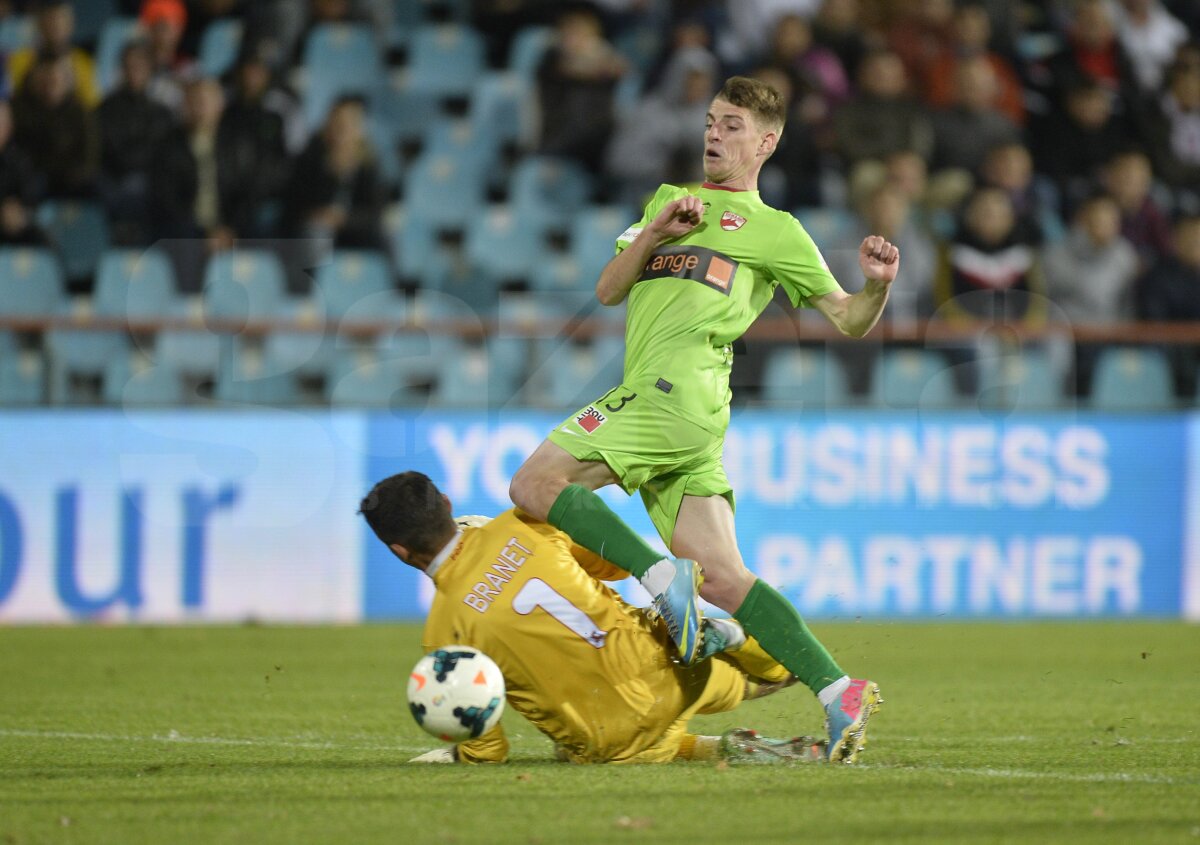 VIDEO şi FOTO » Dinamo a primit un penalty contestat de la Teo Crăciunescu! Cum ţi se pare intervenţia lui Brăneţ asupra lui Lazăr?