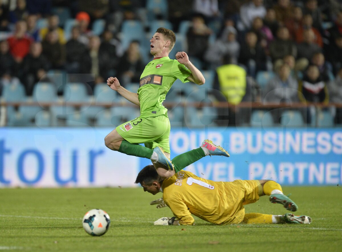 VIDEO şi FOTO » Dinamo a primit un penalty contestat de la Teo Crăciunescu! Cum ţi se pare intervenţia lui Brăneţ asupra lui Lazăr?