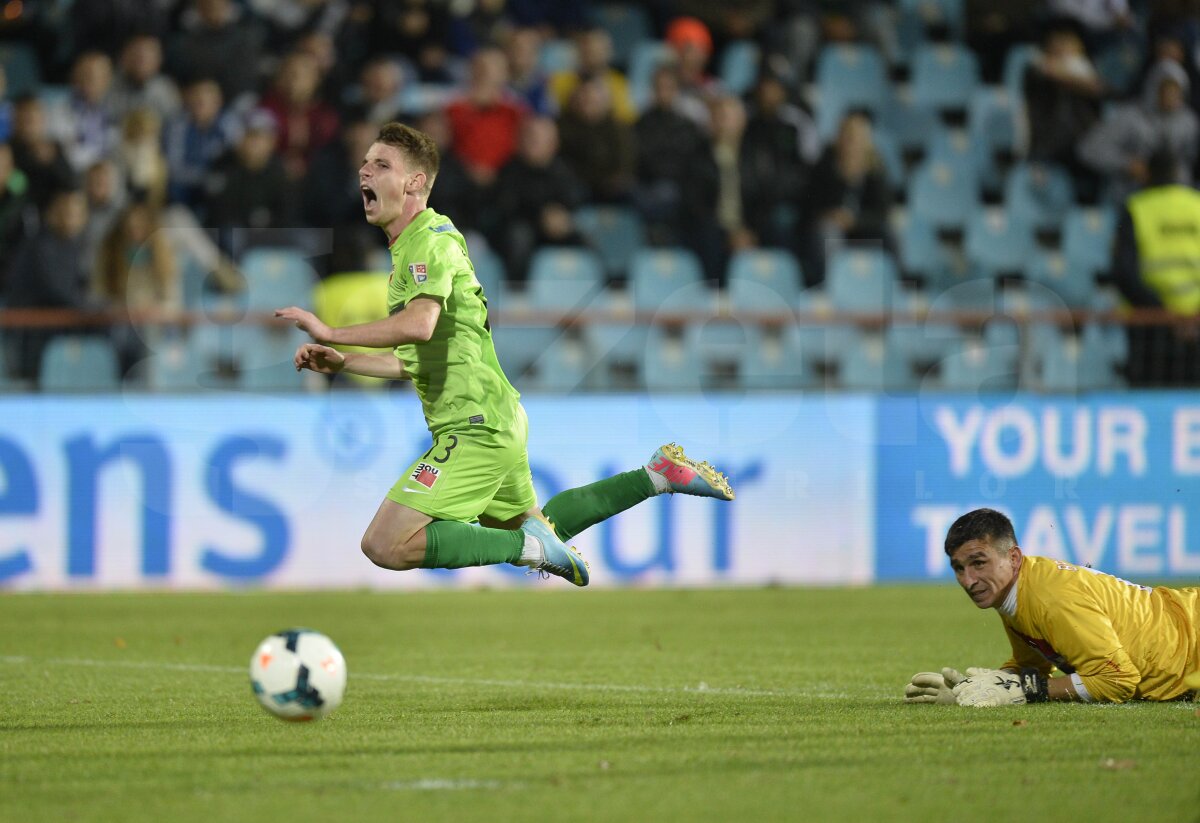 VIDEO şi FOTO » Dinamo a primit un penalty contestat de la Teo Crăciunescu! Cum ţi se pare intervenţia lui Brăneţ asupra lui Lazăr?