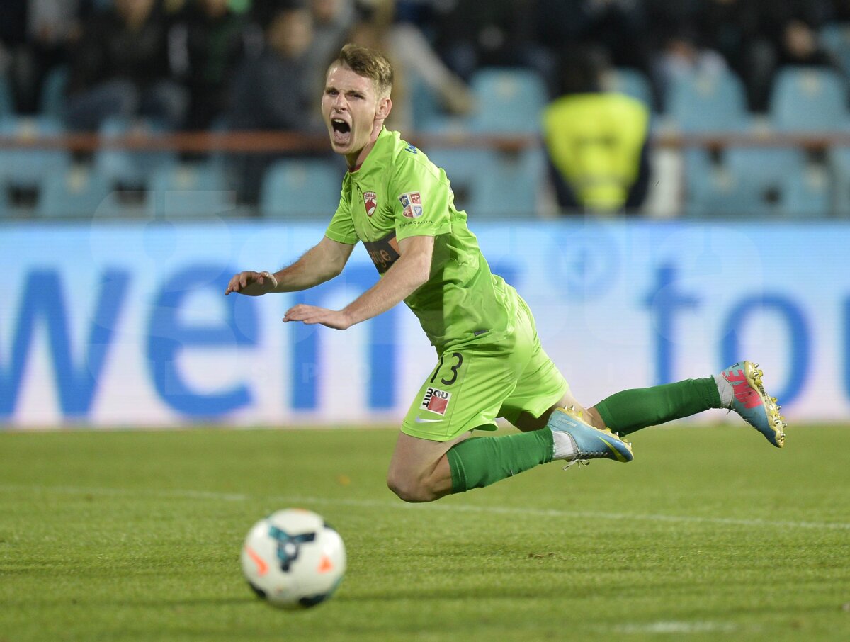 VIDEO şi FOTO » Dinamo a primit un penalty contestat de la Teo Crăciunescu! Cum ţi se pare intervenţia lui Brăneţ asupra lui Lazăr?