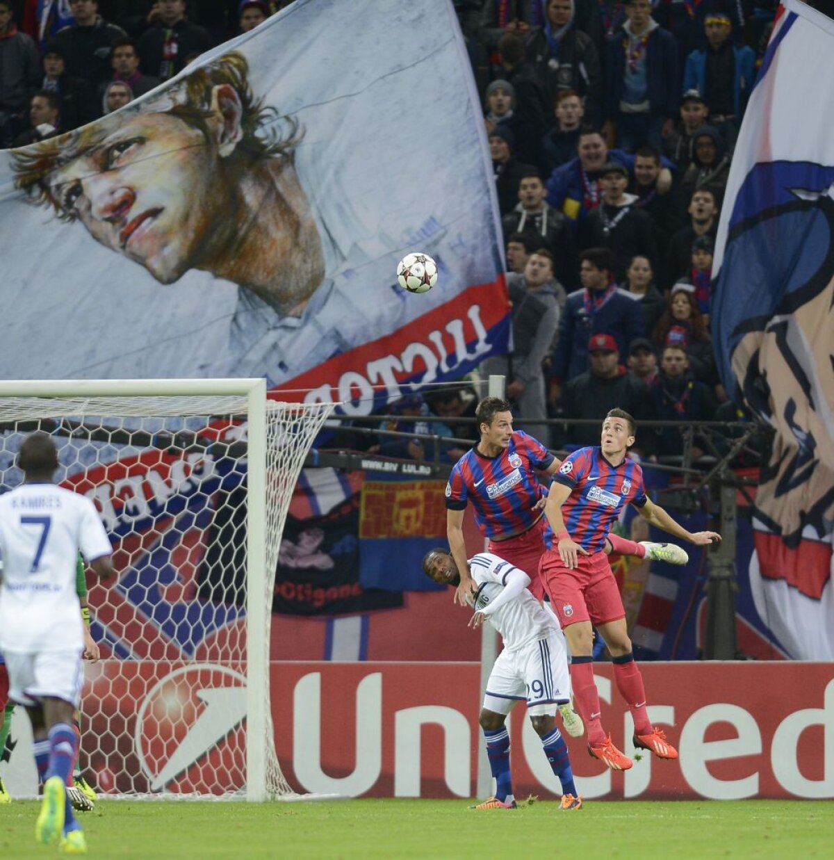 FOTO Instantaneele meciului » Chiar dacă stadionul nu s-a umplut, tribunele au fost pline de culoare