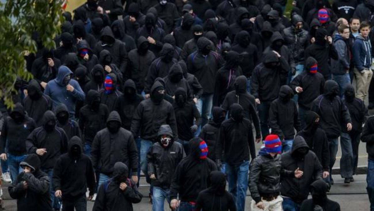 VIDEO şi FOTO » Închide UEFA porţile la Basel - Steaua? Proteste împotriva sponsorului Ligii, 23 de răniţi şi 10 arestaţi la meciul elveţienilor cu Schalke