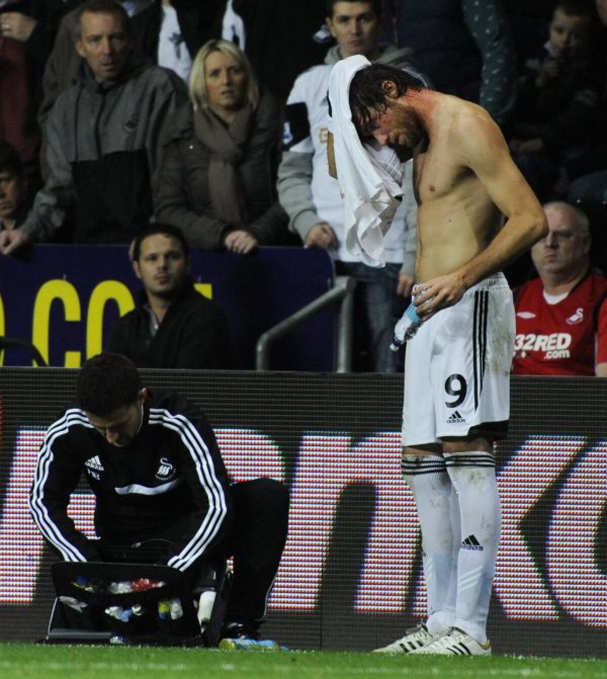 FOTO Cinci tricouri pline de sînge! » Michu, atacantul lui Swansea, lovit cu gheata-n cap la 1-0 cu St. Gall