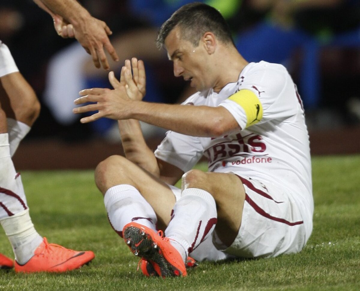 Preţul victoriei: Daniel Pancu a dus Rapidul pe primul loc în Liga 2, dar a ieşit cu glezna în piuneze
