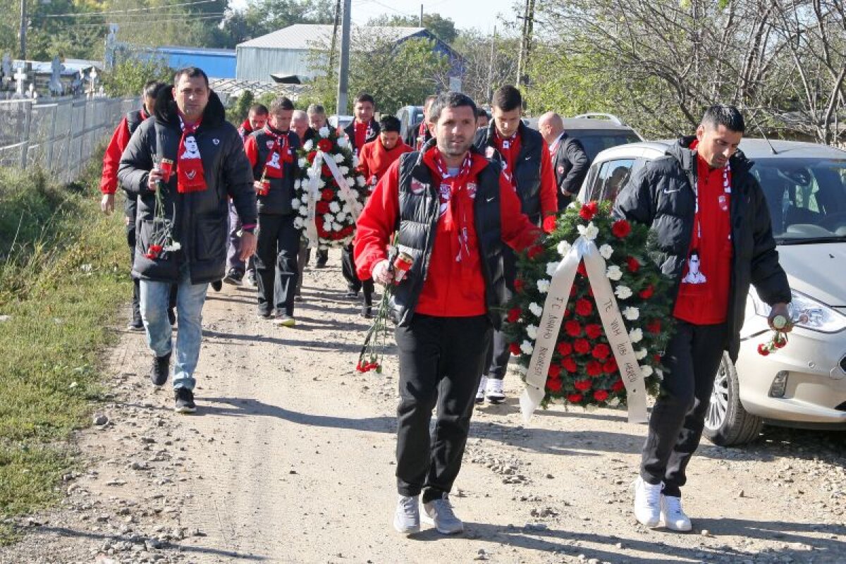 FOTO Dinamo a scos eşarfe speciale, în amintirea lui Hîldan şi a lui Cozma