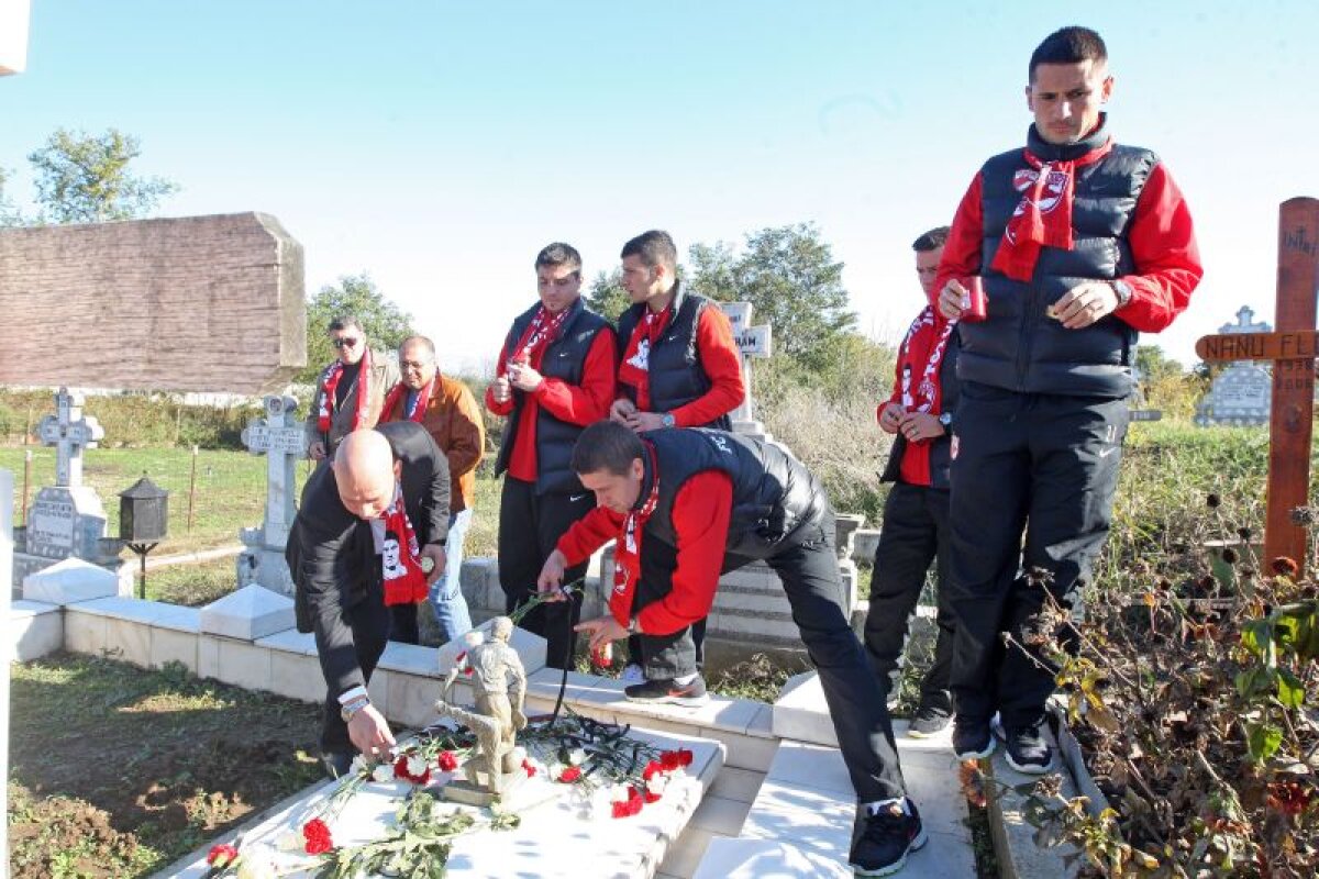 FOTO Dinamo a scos eşarfe speciale, în amintirea lui Hîldan şi a lui Cozma
