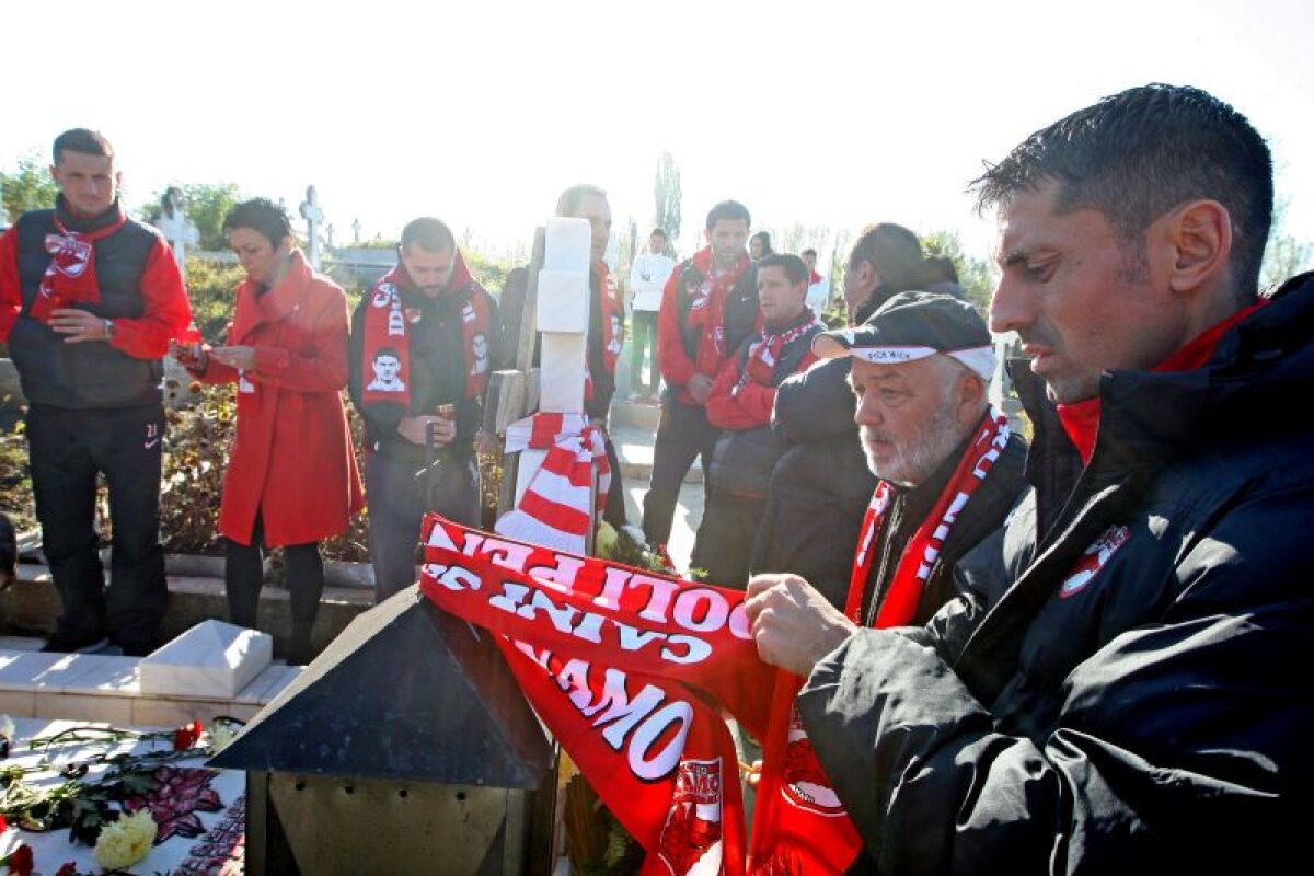 FOTO Dinamo a scos eşarfe speciale, în amintirea lui Hîldan şi a lui Cozma