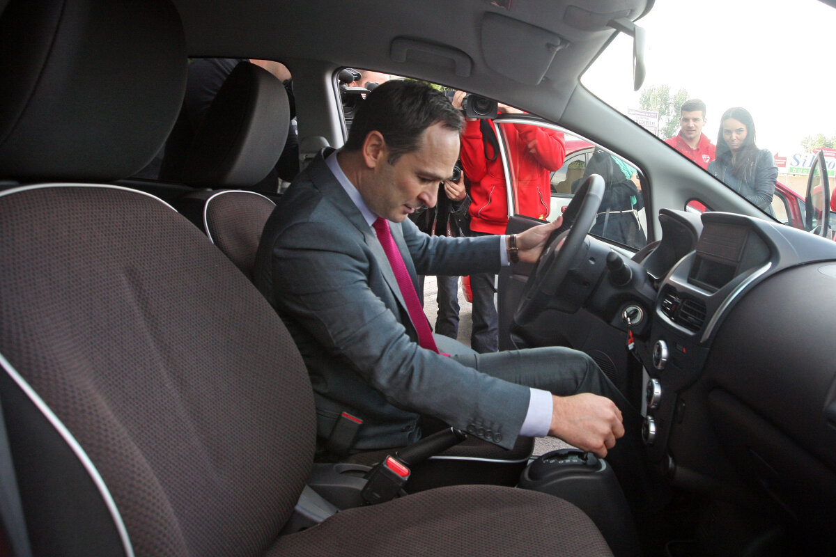 Dinamo e eco! » Jucătorii au participat astăzi la lansarea unui automobil electric