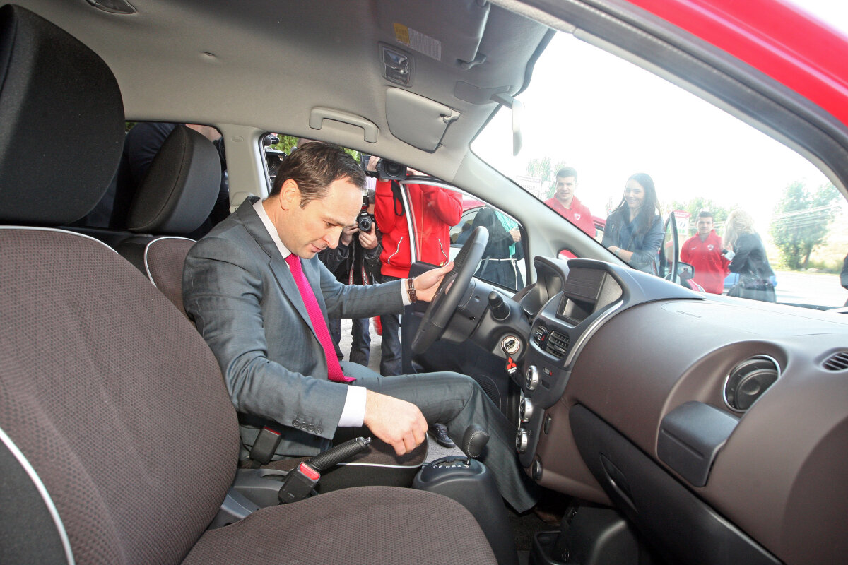 Dinamo e eco! » Jucătorii au participat astăzi la lansarea unui automobil electric