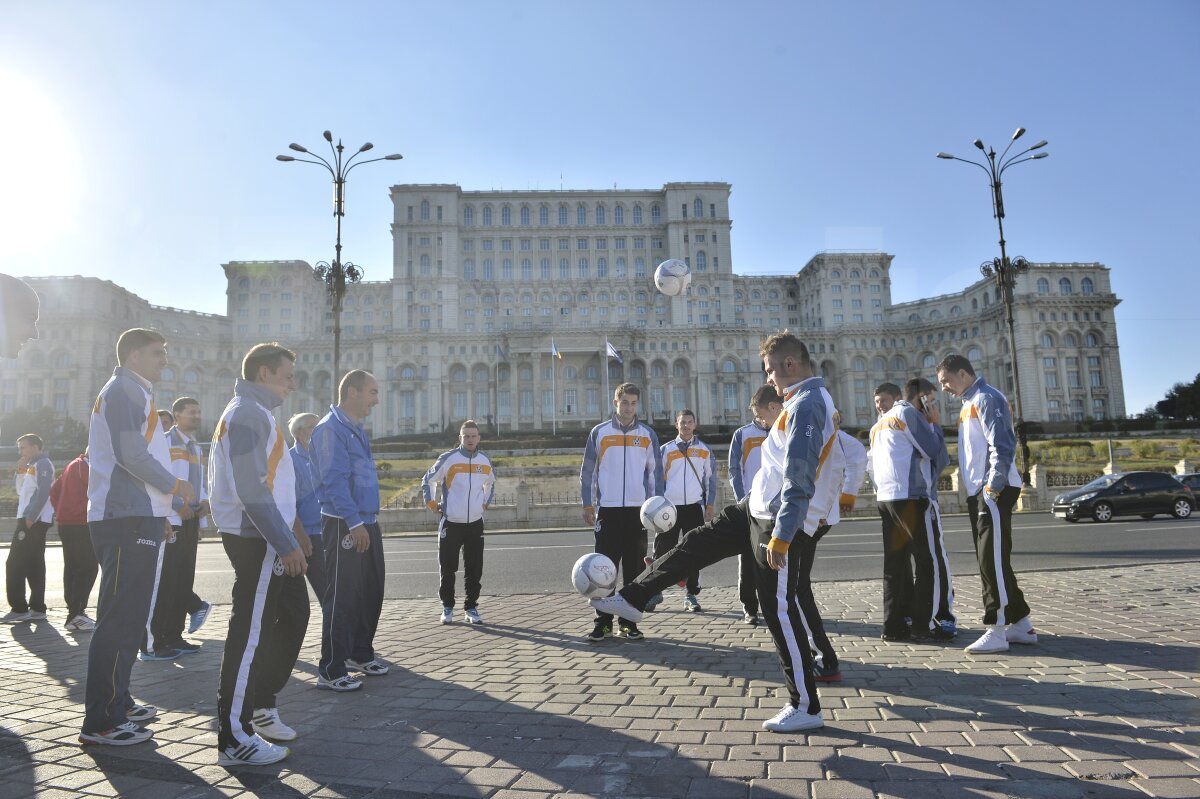 GALERIE FOTO Naţionala de minifotbal a României are un mesaj pentru echipa lui Piţurcă: ”Vrem să vă încurajăm la baraj!”