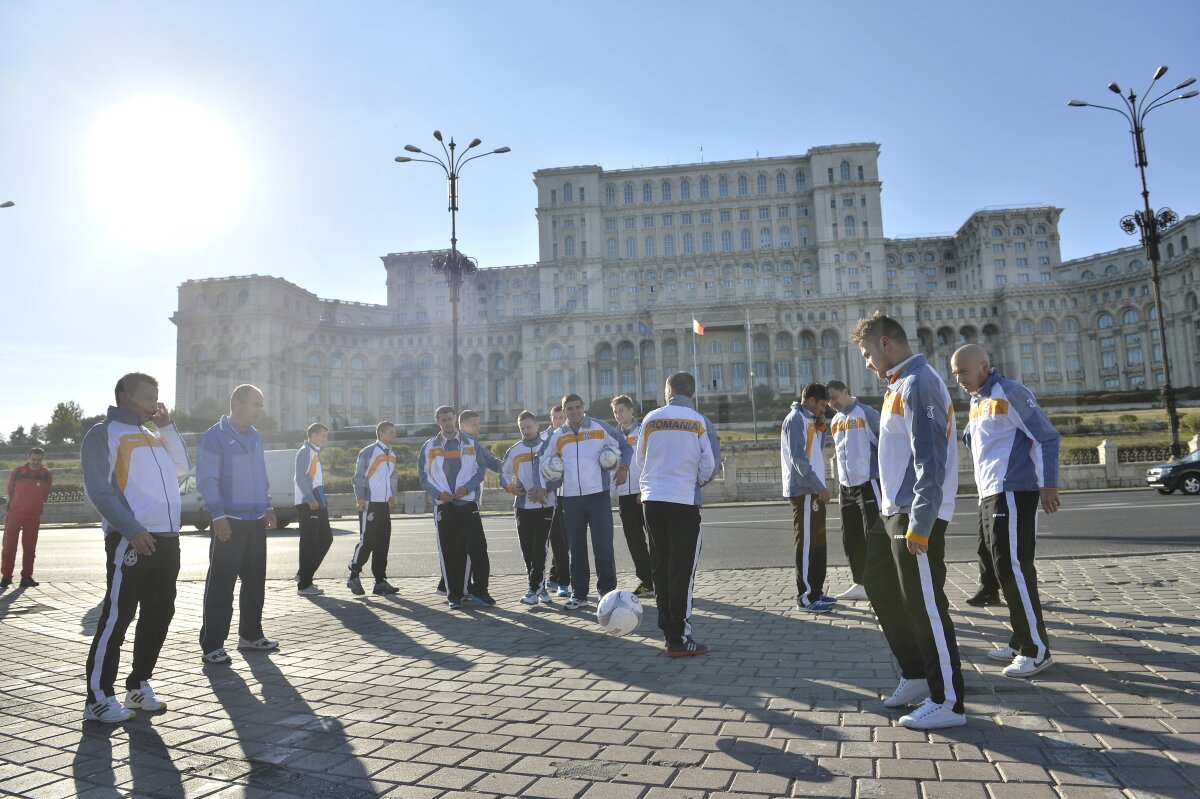 GALERIE FOTO Naţionala de minifotbal a României are un mesaj pentru echipa lui Piţurcă: ”Vrem să vă încurajăm la baraj!”