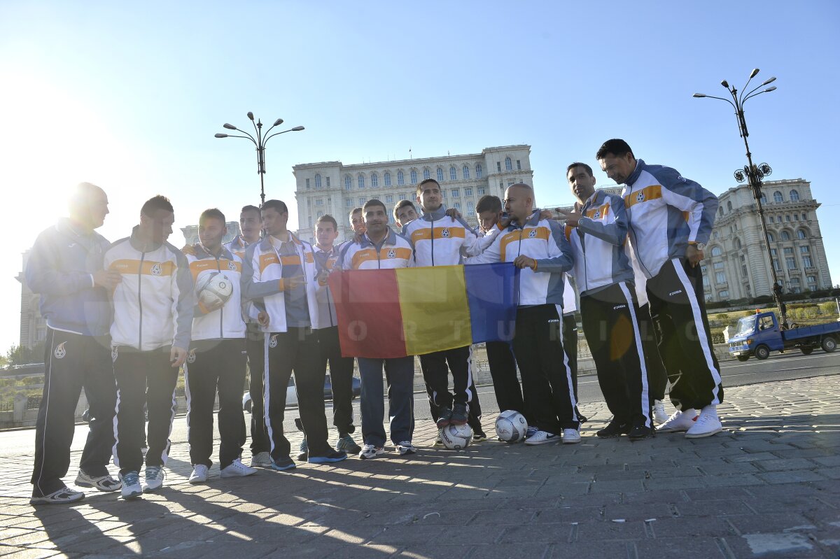 GALERIE FOTO Naţionala de minifotbal a României are un mesaj pentru echipa lui Piţurcă: ”Vrem să vă încurajăm la baraj!”