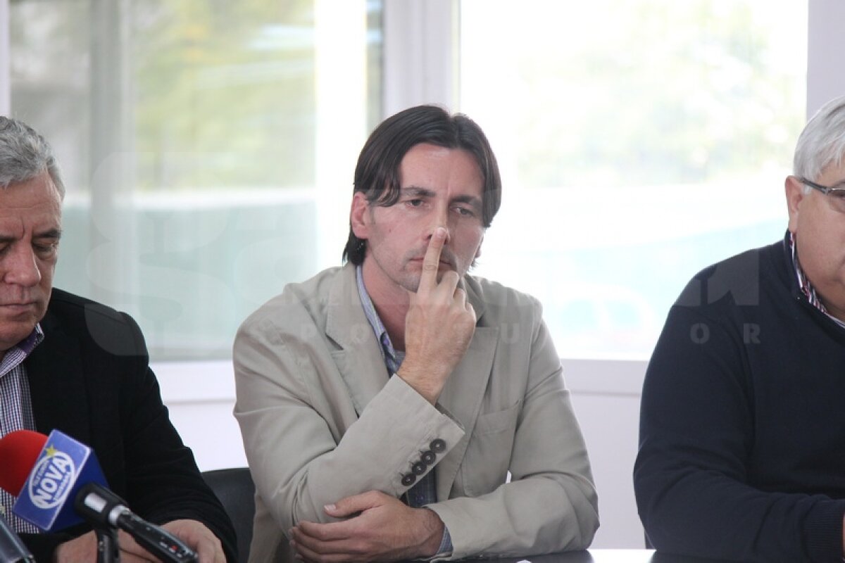 FOTO Velcea demis de la ACS Poli! » Noul antrenor a fost prezentat