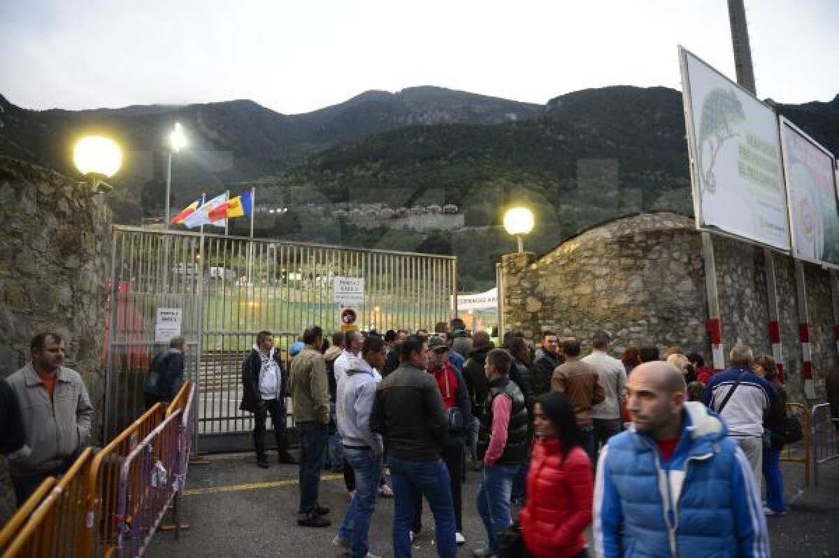 FOTO Andorra, pămînt românesc! » Stadionul Comunal din La Vella a fost sub ocupaţia a aproape 600 de români sosiţi din Spania