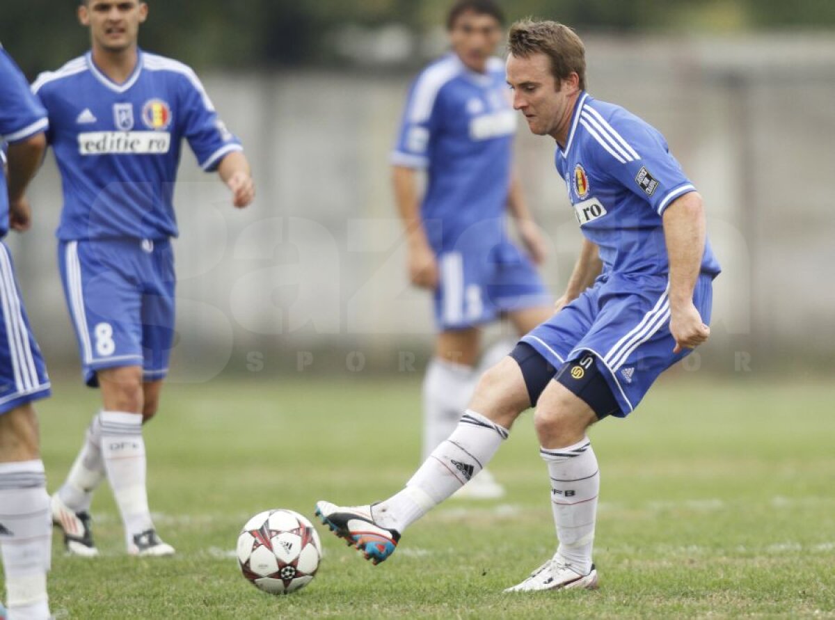 FOTO Roşu de Roşiori » Ştiinţa a cîştigat în exil cu Vîlcea după un meci cu bătăi în tribune, pe teren şi trei eliminaţi!