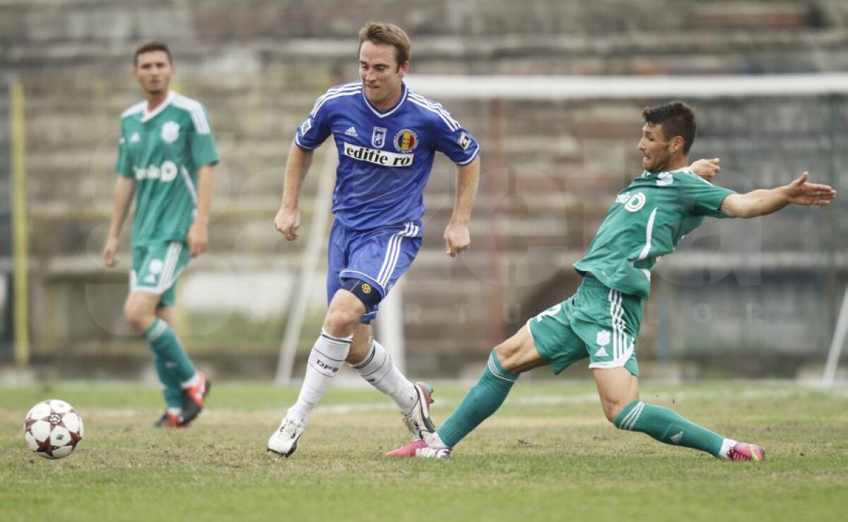 FOTO Roşu de Roşiori » Ştiinţa a cîştigat în exil cu Vîlcea după un meci cu bătăi în tribune, pe teren şi trei eliminaţi!