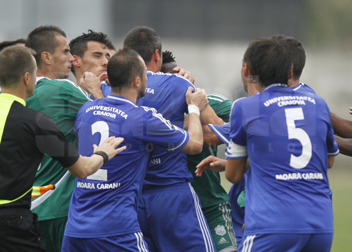 FOTO Roşu de Roşiori » Ştiinţa a cîştigat în exil cu Vîlcea după un meci cu bătăi în tribune, pe teren şi trei eliminaţi!