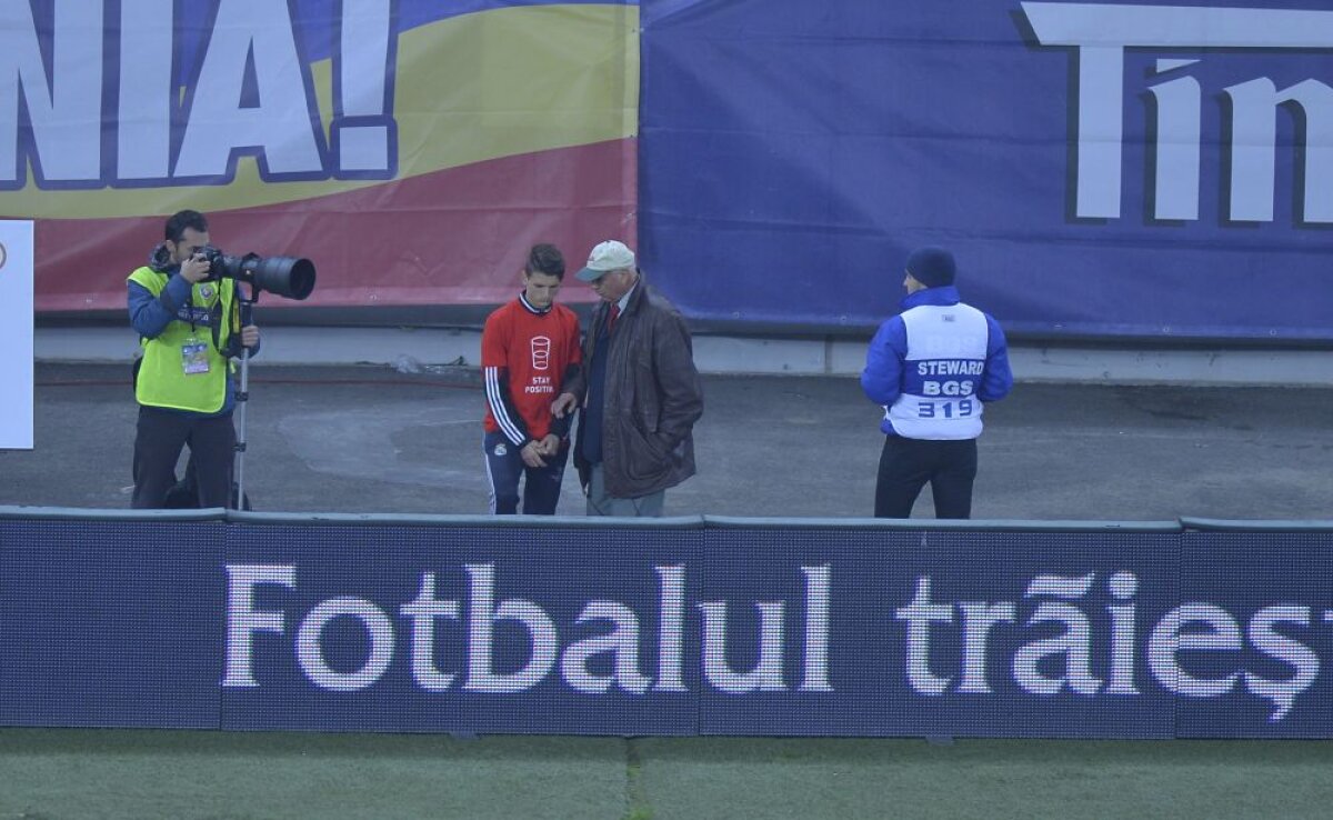 FOTO Am tras de timp cu copiii de mingi! » Trei momente de rîsu'-plînsu' la România-Estonia şi care nu s-au văzut la tv