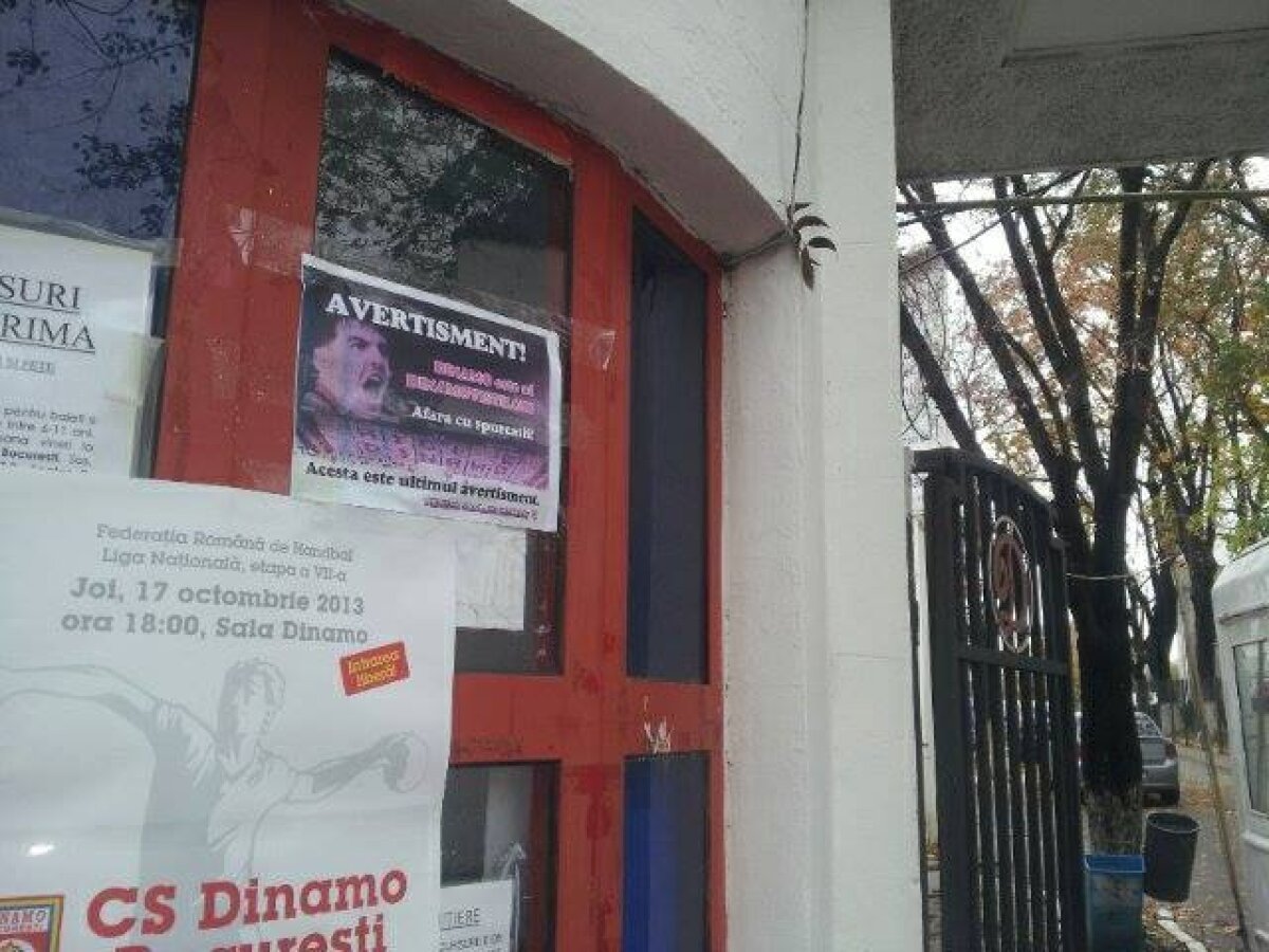 FOTO Campanie agresivă a fanilor: "La Dinamo vrem dinamovişti!" » Baza din Ştefan cel Mare, împînzită cu mesaje anti-Steaua