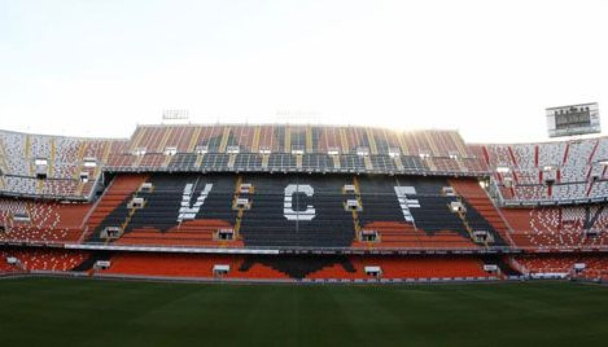 FOTO Valencia şi-a modernizat arena » Un liliac imens a pus stăpînire pe stadionul Mestalla