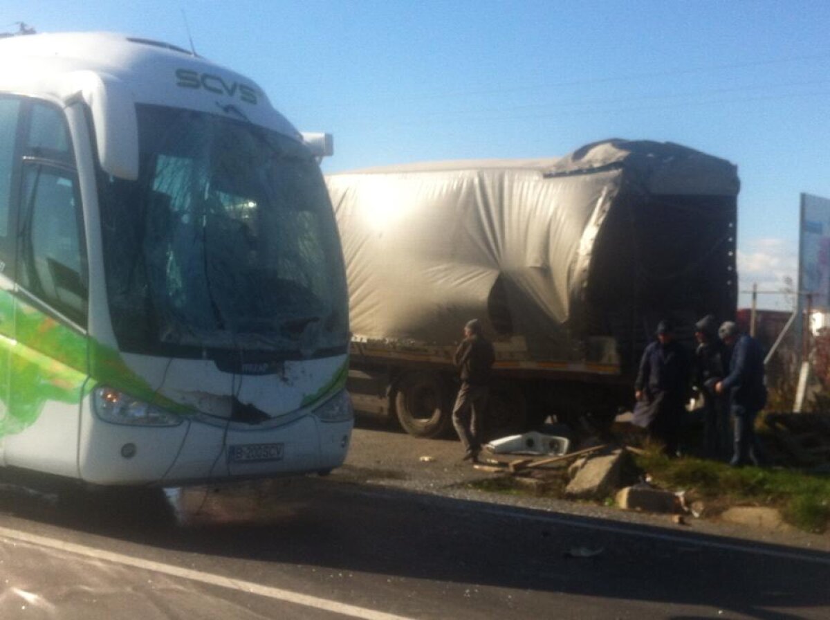 UPDATE FOTO Autocarul Vasluiului, implicat într-un accident: "Şoferul n-a mai putut evita un camion!" :S