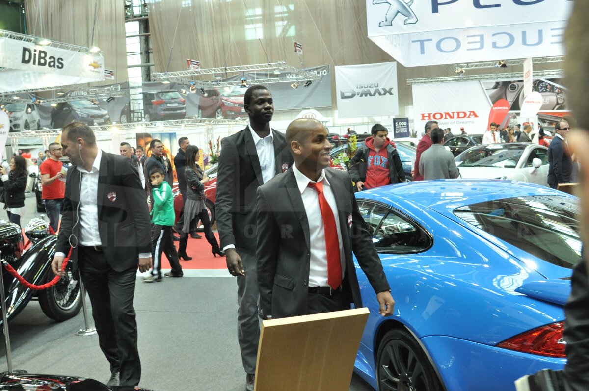 GALERIE FOTO New Dinamo şi la marketing » Roş-albii s-au întîlnit cu fanii la SAB şi au oferit autografe