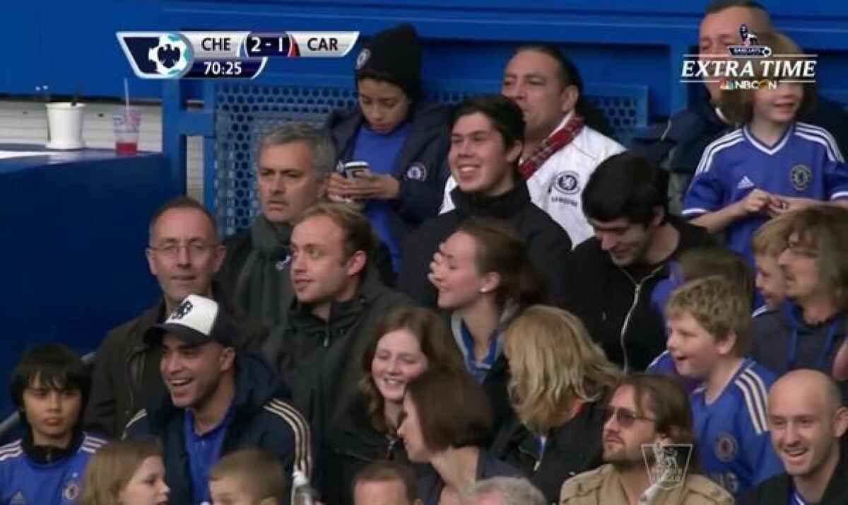 Imaginea care l-a făcut celebru pe un fan al lui Chelsea: cum s-a pozat cu Mourinho, trimis în tribună de arbitru :D