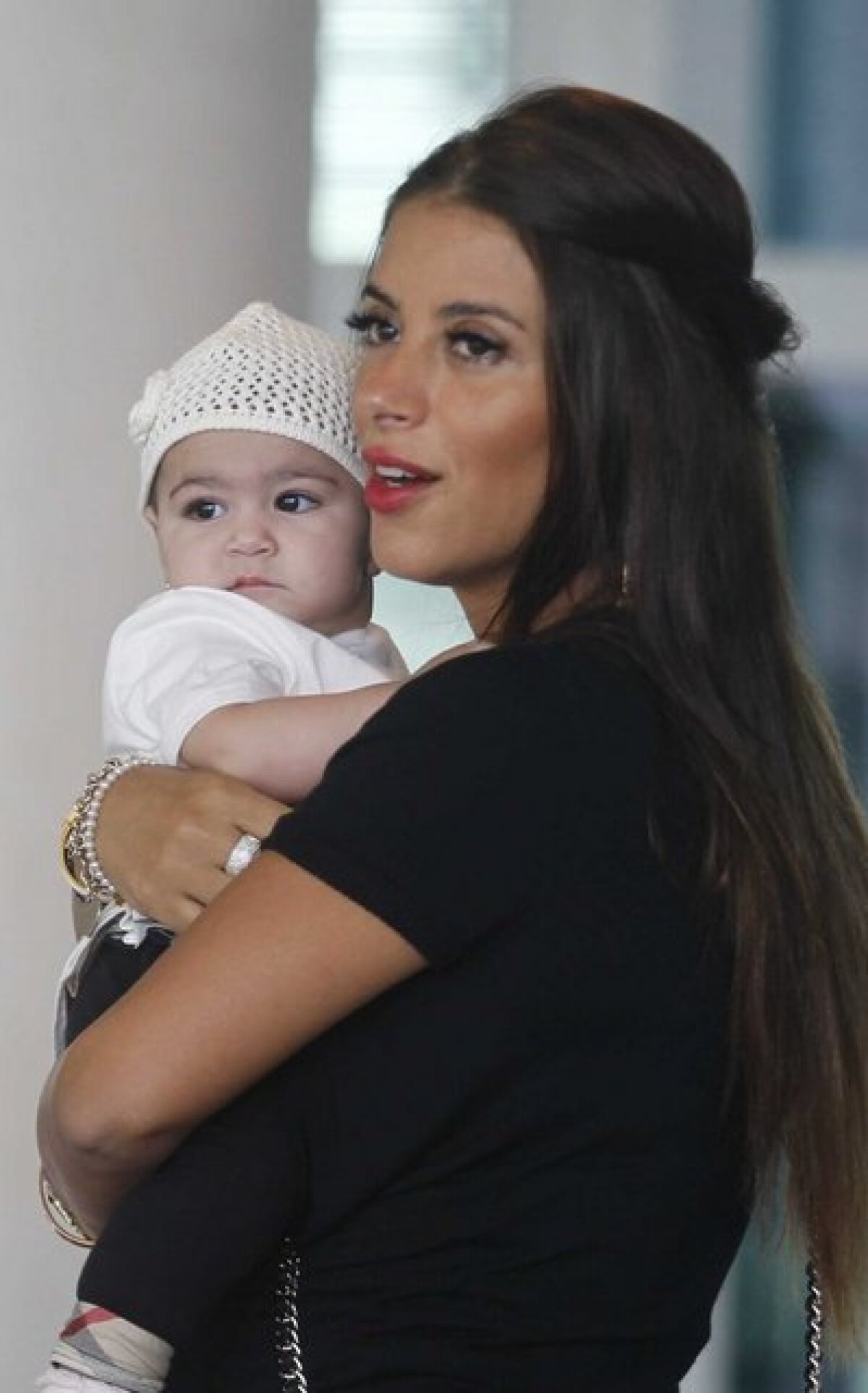 FOTO Familiile lui Messi şi Fabregas au atras toate privirile la plecarea Barcei spre Milano