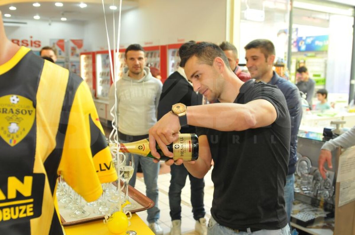 FOTO Jucătorii braşoveni au fost prezenţi la inaugurarea standului oficial al clubului, dintr-un hypermarket