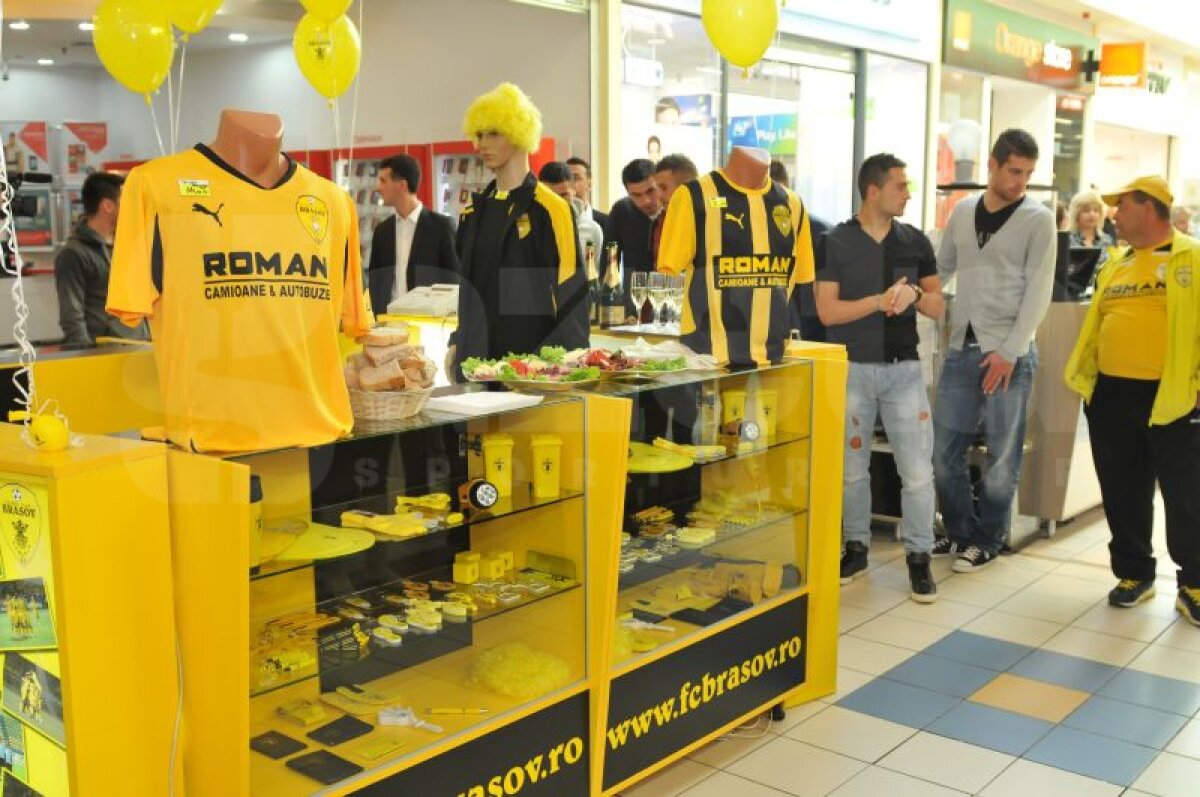 FOTO Jucătorii braşoveni au fost prezenţi la inaugurarea standului oficial al clubului, dintr-un hypermarket