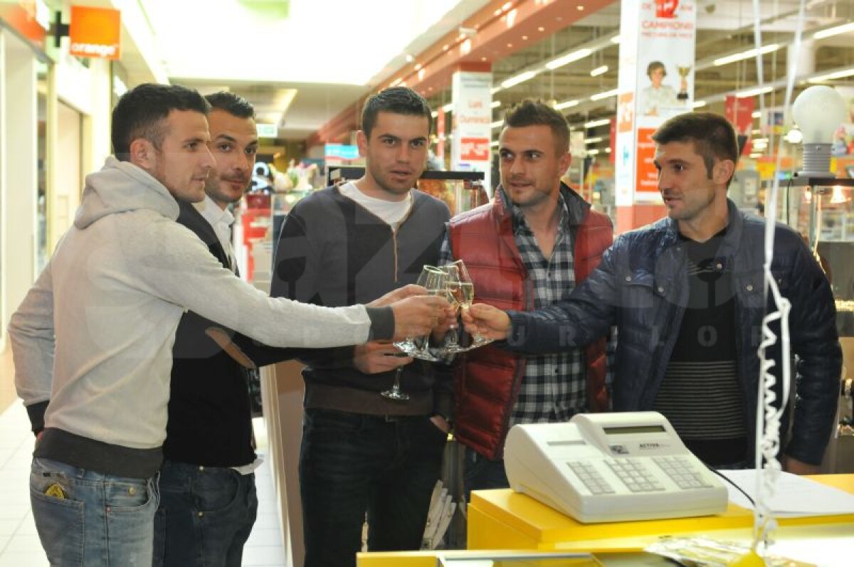 FOTO Jucătorii braşoveni au fost prezenţi la inaugurarea standului oficial al clubului, dintr-un hypermarket