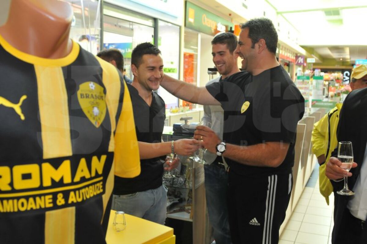 FOTO Jucătorii braşoveni au fost prezenţi la inaugurarea standului oficial al clubului, dintr-un hypermarket