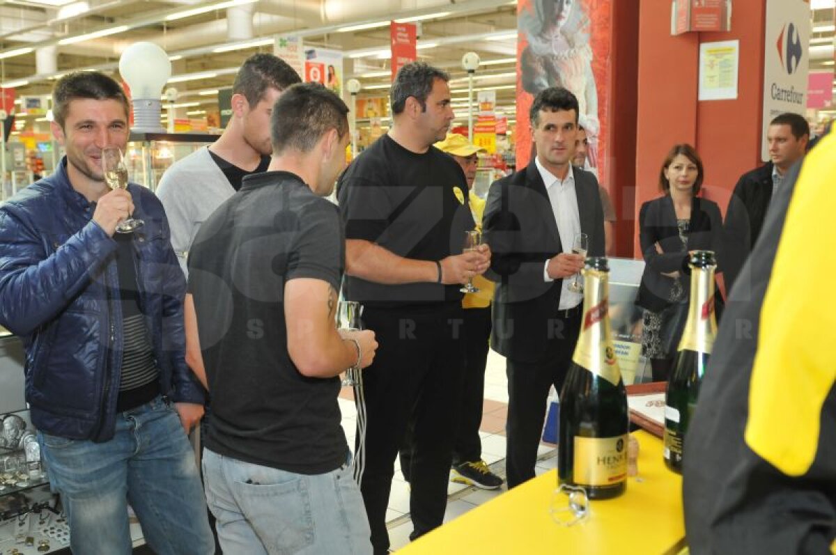 FOTO Jucătorii braşoveni au fost prezenţi la inaugurarea standului oficial al clubului, dintr-un hypermarket