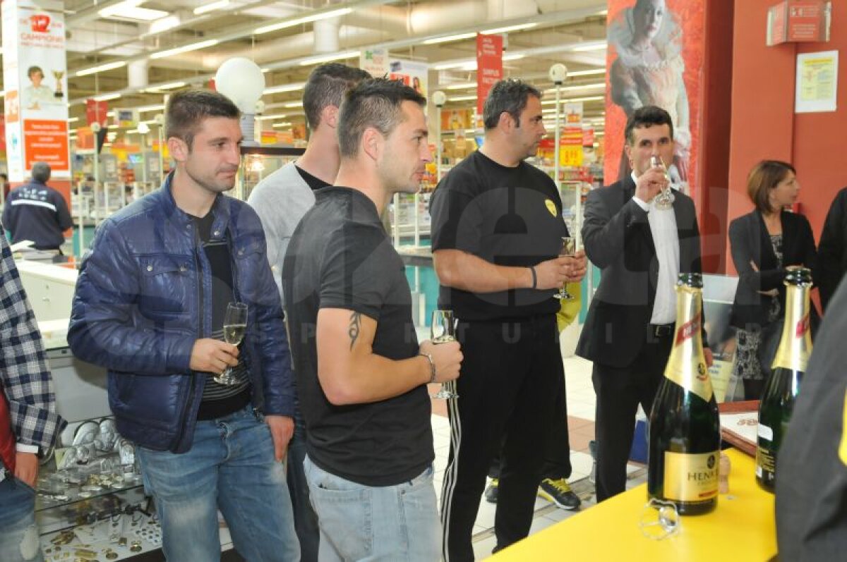 FOTO Jucătorii braşoveni au fost prezenţi la inaugurarea standului oficial al clubului, dintr-un hypermarket