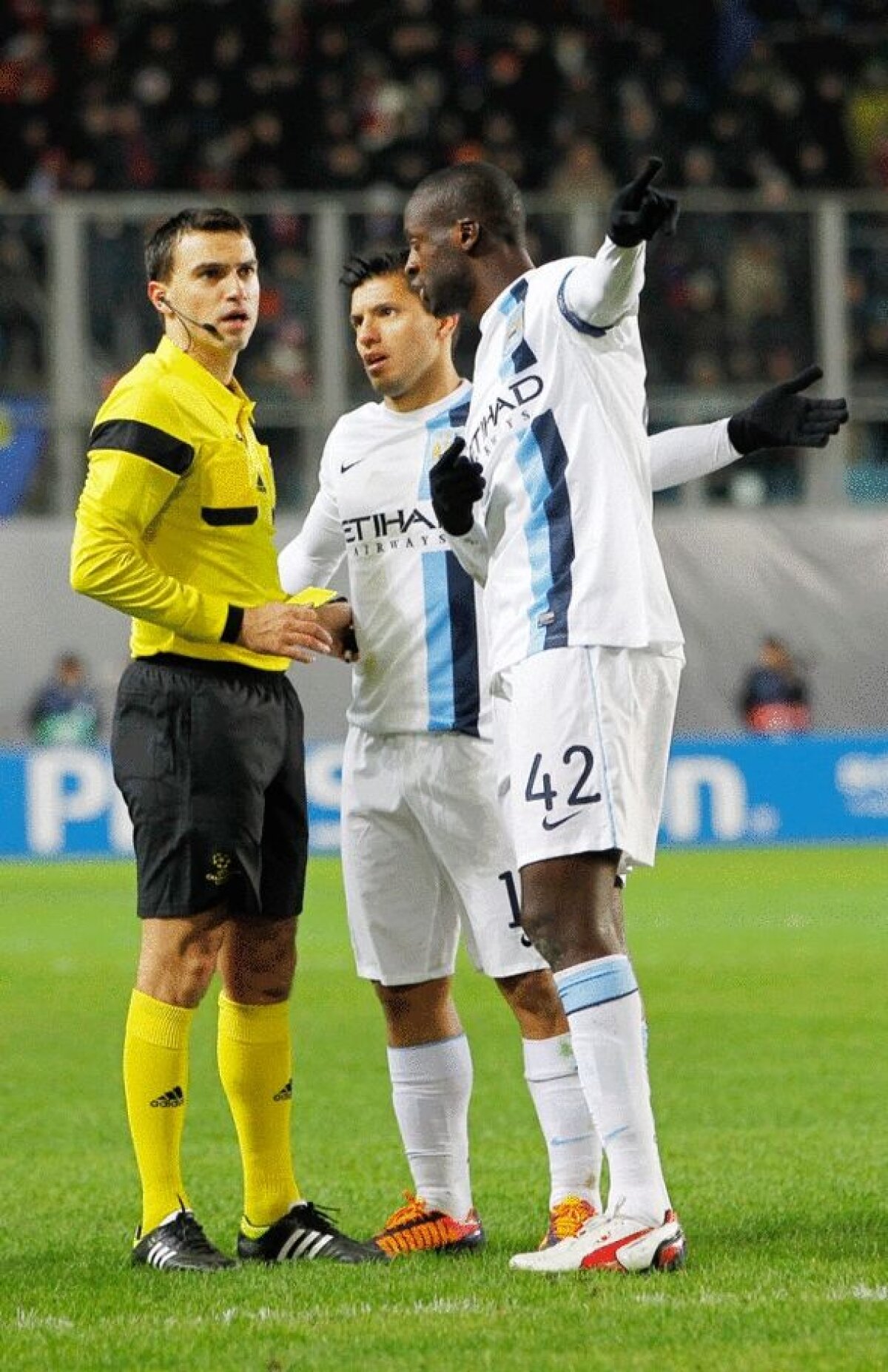 Îşi riscă viitorul! Haţegan riscă o suspendare » UEFA îl anchetează pentru că nu a întrerupt meciul ŢSKA - City