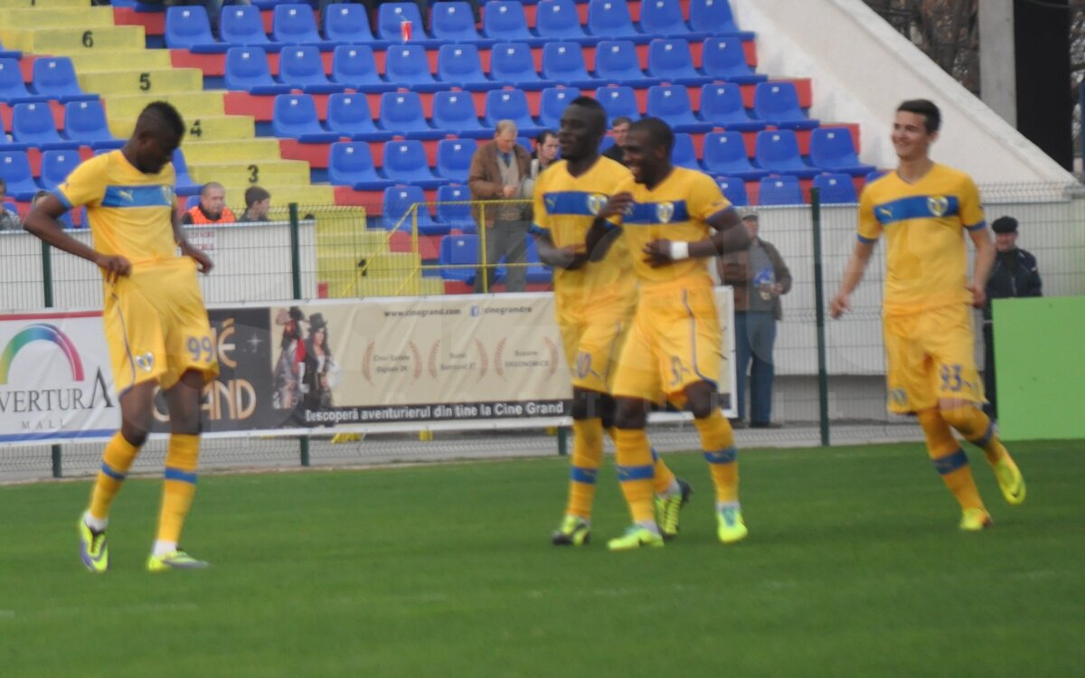 FOTO şi VIDEO FC Botoşani - Petrolul 1 - 2 » Ploieştenii egalează Steaua în clasament!