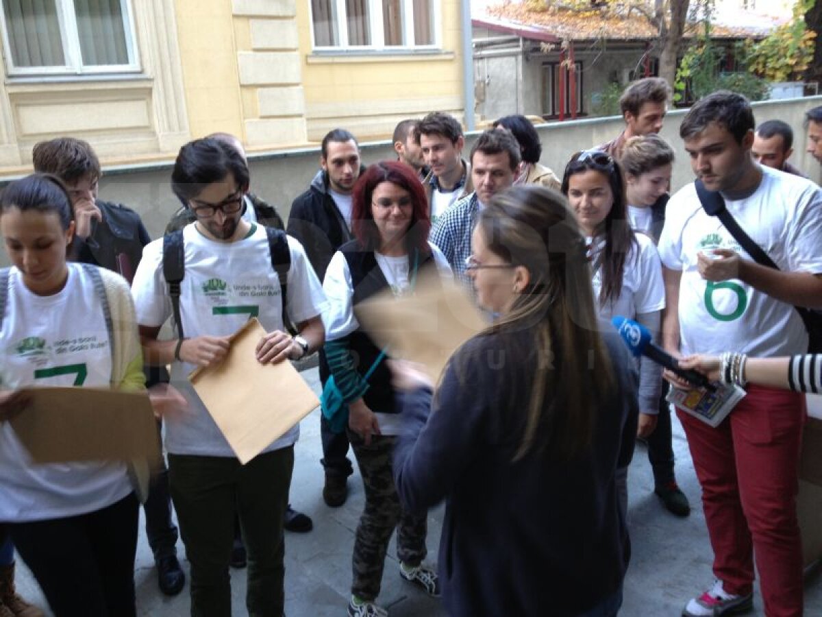 UPDATE Jocul s-a încheiat în faţa sediului DNA » Cititorii au descoperit care e suma dată dispărută din organizarea Galei Bute