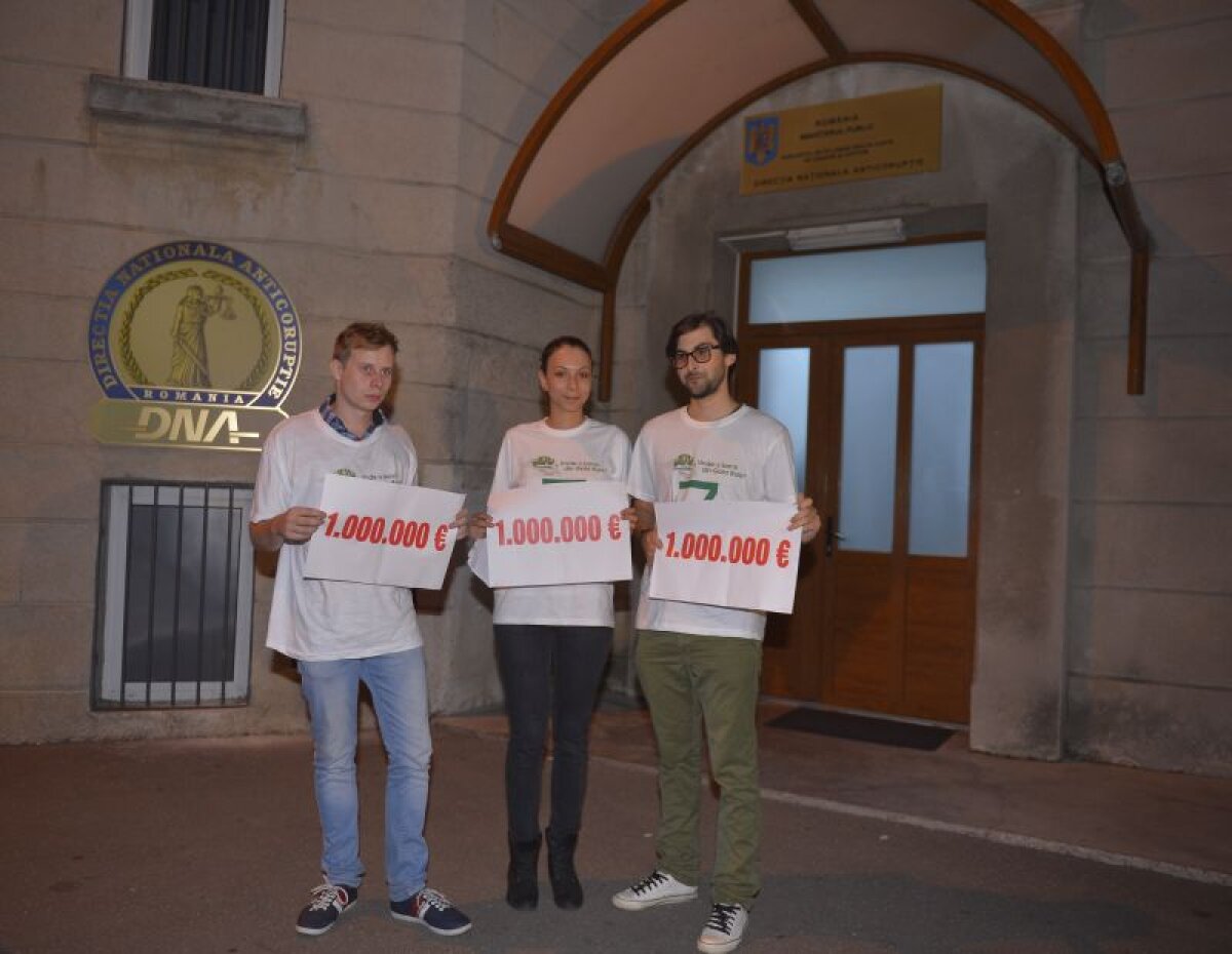 UPDATE Jocul s-a încheiat în faţa sediului DNA » Cititorii au descoperit care e suma dată dispărută din organizarea Galei Bute