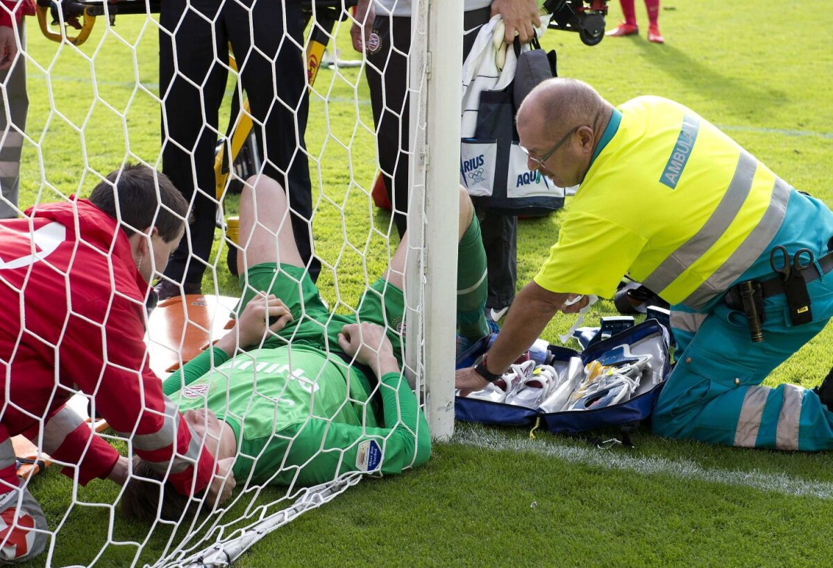 Portarul lui PSV s-a lovit violent cu capul de bară: "30 de secunde mort!"