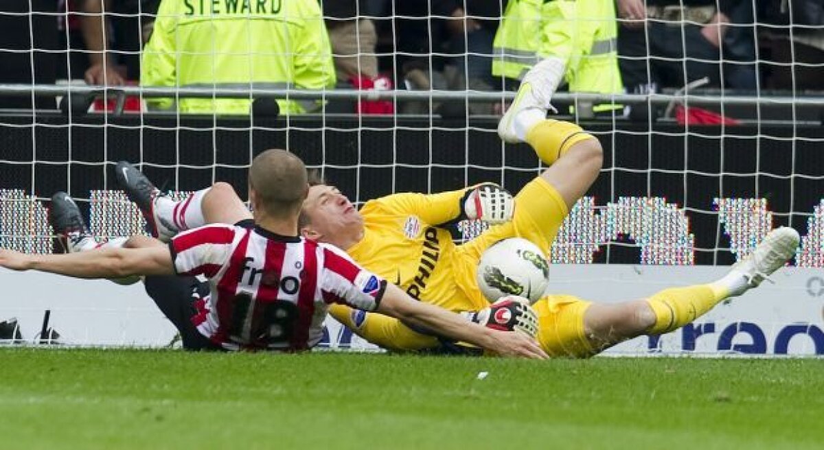 Portarul lui PSV s-a lovit violent cu capul de bară: "30 de secunde mort!"