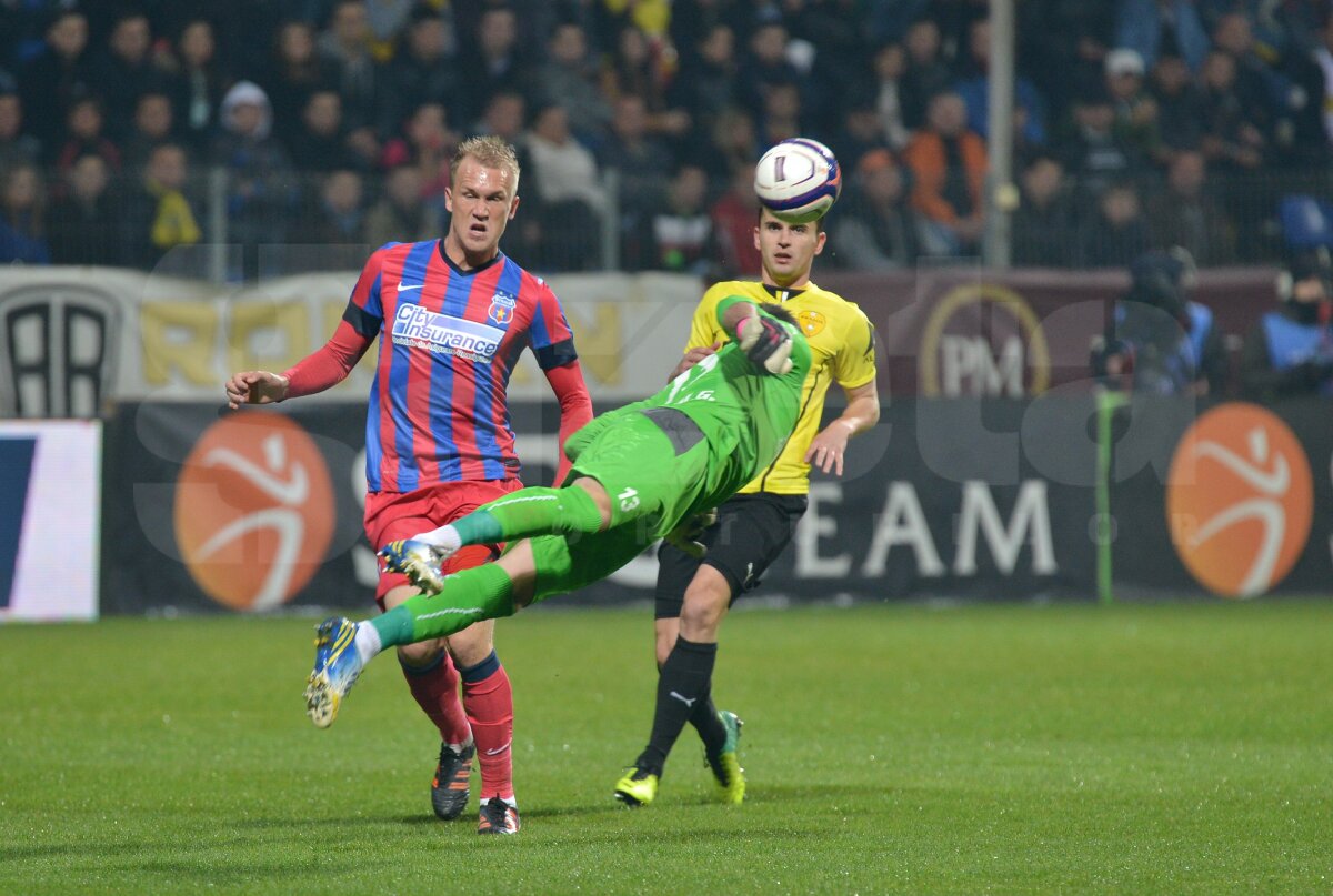 FOTO şi VIDEO FC Braşov - Steaua 1-2 » Roş-albaştrii mai cuceresc o redută în marşul spre titlul 25