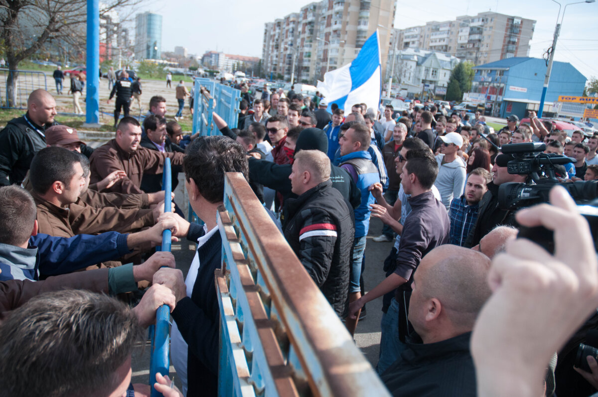 UPDATE Deşi a venit cu documentele, Ştiinţa n-a fost lăsată pe "Ion Oblemenco"! FOTO Mititelu a cedat nervos