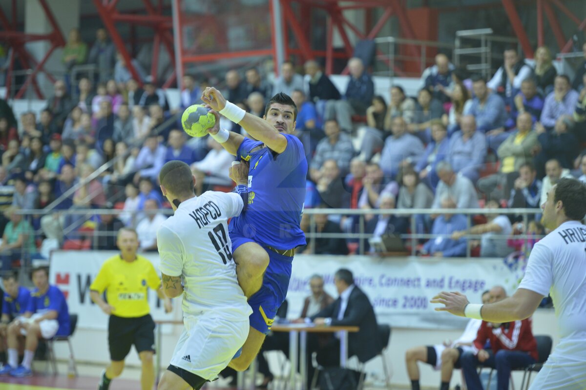 FOTO Hai, în play-off! » "Tricolorii" au cîştigat aseară la opt goluri diferenţă derbyul grupei a doua de calificare şi visează acum că vor ajunge la turneul final din Qatar, de peste doi ani