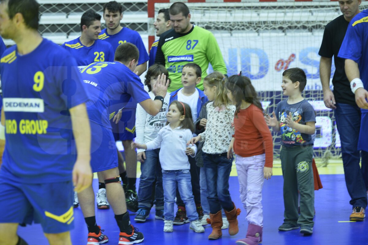 FOTO Hai, în play-off! » "Tricolorii" au cîştigat aseară la opt goluri diferenţă derbyul grupei a doua de calificare şi visează acum că vor ajunge la turneul final din Qatar, de peste doi ani