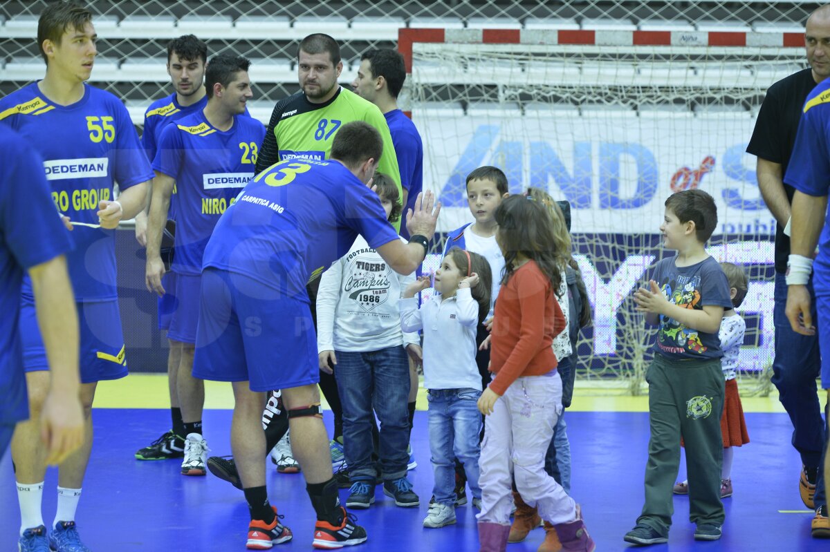 FOTO Hai, în play-off! » "Tricolorii" au cîştigat aseară la opt goluri diferenţă derbyul grupei a doua de calificare şi visează acum că vor ajunge la turneul final din Qatar, de peste doi ani