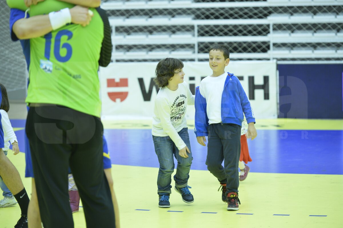 FOTO Hai, în play-off! » "Tricolorii" au cîştigat aseară la opt goluri diferenţă derbyul grupei a doua de calificare şi visează acum că vor ajunge la turneul final din Qatar, de peste doi ani