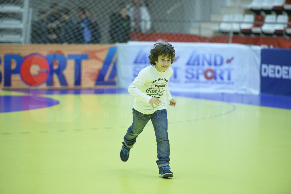 FOTO Hai, în play-off! » "Tricolorii" au cîştigat aseară la opt goluri diferenţă derbyul grupei a doua de calificare şi visează acum că vor ajunge la turneul final din Qatar, de peste doi ani